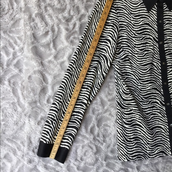 J McLaughlin Black/Cream Print Top - Picture 8 of 8